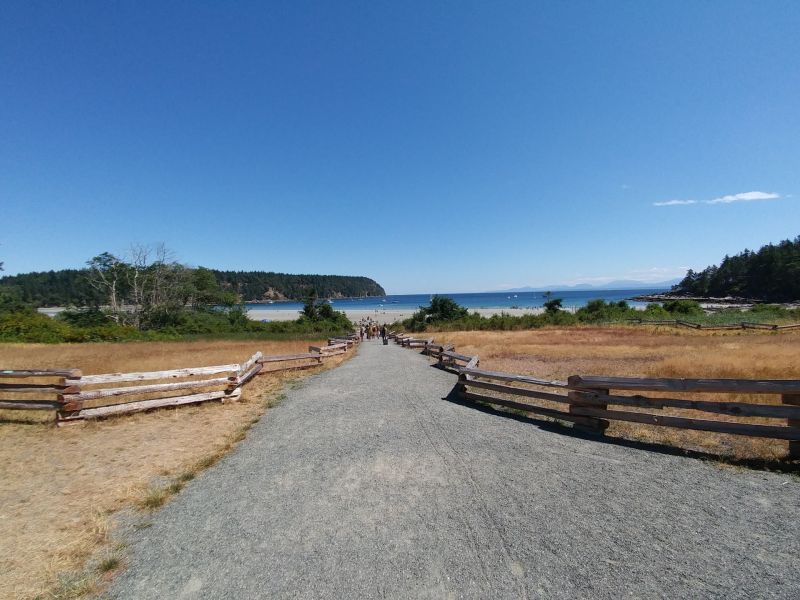 Path to beach at Tribune Bay Park